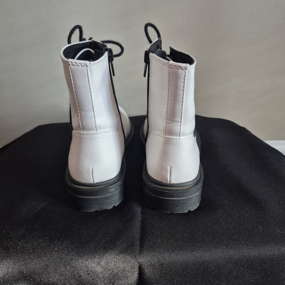 Shoes - Picture 4 of 4